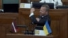 "Нас больше, и русский – наш язык!" Скандал в парламенте Латвии при обсуждении декларации о "преступной русификации"